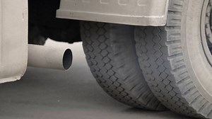 Large Vehicle Engine Running That Discharges Stock-video (100 % royaltyfri) 1092947011 | Shutterstock