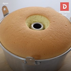Un Chiffon Cake à la noix de coco aussi doux qu’un nuage ! 🍰 ☁️ Crédit : https://www.youtube.com/c/Apronyoutube/featured | Demotivateur Food