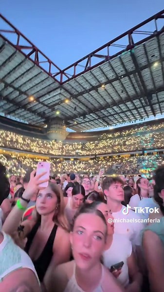 The last dance 🐼💜 Gazzelle ❤️#gazzelle #gazzelleconcerto #sansiro #destri #fottutacanzone #gazzellesansiro #flavio #flaviodai #gazzellesansiro25 #tuttoqui #panda #flaviogazzelle @Gazzelle____ @flavioinartegazzelle__ @Maciste Dischi @Vivo Concerti
