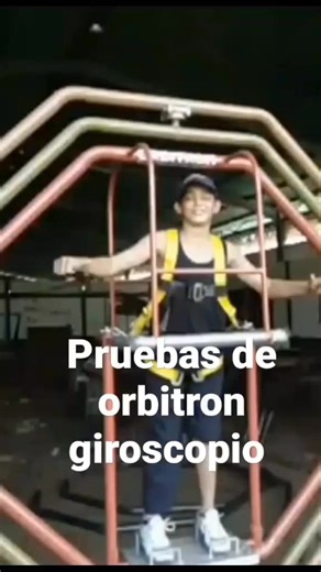 ​¿Estás listo para desafiar la gravedad? 🌀✨ ​Entrar en el Orbitron no es solo dar vueltas; es someter a tu cuerpo a una experiencia de entrenamiento de astronauta. En este giroscopio de tres anillos, la Fuerza G deja de ser un concepto físico para convertirse en pura adrenalina recorriendo tus venas. ​Lo que experimentas aquí adentro: ​Giroscopio de 3 Ejes: Movimiento en 360° que anula tu sentido de orientación tradicional. ​Resistencia a la Fuerza G: Siente cómo la gravedad presiona cada múscu
