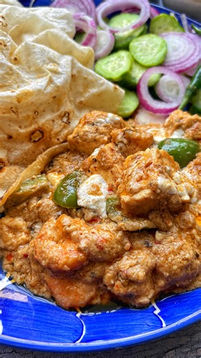 Arpita | Creative Artist on Instagram: "Prawn Paneer Ghee Masala ❤️ Recipe : Rub salt and pepper on paneer and prawn separately. Heat ghee in a pan, fry capsicum then paneer for few seconds. Keep aside. Then heat another tablespoon of ghee. Add chopped garlic then the prawns and chilli flakes. Fry just a minute on high flame and keep aside. For the gravy heat white oil and ghee. Add cumin seeds and black peppercorns. Now make a paste out of boiled onion, ginger, garlic, green chilies and white s