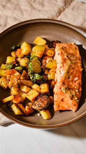Christina Klapper, RDN | Easy Dinners on Instagram: "If you’re craving a flavorful dinner that feels gourmet but uses simple ingredients, my Maple Dijon Salmon recipe is going to be your new weeknight go to! This dish is sweet, tangy, savory, and perfectly balanced using real pure maple syrup, bold tangy Dijon mustard, fresh garlic, and a tiny bit of heat from smoked paprika. Plus, everything cooks in an oven making it incredibly convenient for busy weeknights! Like this post + comment “salmon” 