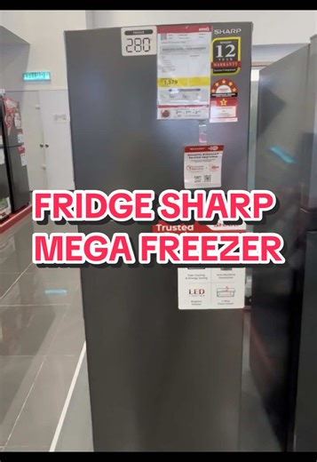 Nak peti ais yang muat banyak tapi tak makan ruang dapur? Sharp ni ada mega freezer, chiller bawah kemas untuk barang harian. #fridge #petiais #Sharp #fyp #Hazim