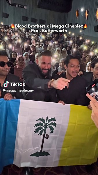 Blood Brothers Tiba di Mega Cineplex - Suasana Meriah!