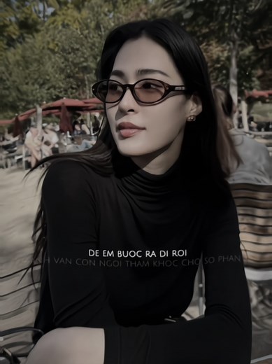 Áo Cổ Lọ: Khám Phá Thời Trang Đen Cổ Điển