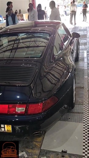 Porsche 911 993 4S – El último aire puro del 911 clásico El Porsche 911 993 4S es la versión que marcó el final de los 911 refrigerados por aire, con un motor bóxer de seis cilindros que todavía olía a clásico y un sistema de tracción integral que mejoraba la estabilidad sin restarle diversión. Con un diseño redondeado y elegante, frenos más potentes y suspensión refinada, el 993 4S combinaba rendimiento y confort como pocos. Hoy es muy codiciado por los coleccionistas, considerado uno de los úl