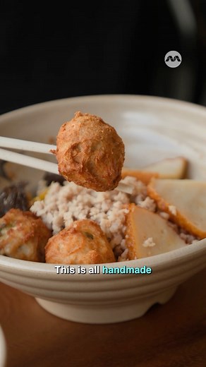 88 Hong Kong Roast Meat now sells bak chor mee! The popular Cantonese-style roast meat chain recently revamped its Lavender outlet so it’s now air-conditioned, and also offers a new meatball noodle dish that is a cross between bak chor mee and fishball noodles! 📍 88 Hong Kong Roast Meat Specialist 308 Lavender Street Singapore 338814 #8dayseatrestaurant #bakchormee #roast | 8 Days Singapore