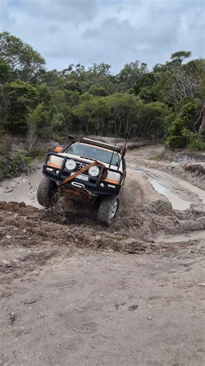 THE DOUBLE CV SNAPPER 💥💥 SOUND ON 🔊 Bit of a bonus line send up out of Canal Creek. Turns out there was a bit more traction than we thought coming up this exit and the front locker combined with a bit of air time managed to snap both front CVs in the same hit! @kenttraversjones still drove the whole rest of the tele track on his own steam in 2 wheel drive 💪 . #reelsrutsandnuts #capeyork #capeyork2025 #oldtelegraphtrack #oldtelegraphtrack2025 #fullsend #canalcreek2025 #hilux #toyota #toyotahi