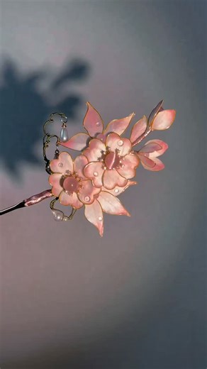 Handmade Ronghua on Instagram: "Silk Threads，Free tutorials and more beautiful Ronghua: https://fullflowers-china.myshopify.com Link is in my bio, or you can search fullflowers on Google to find my website. #ronghua #wedding corsage #Chinese silk flowers jewelry #handmade thread art hairpin"