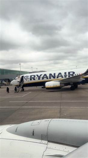 Filmed on my days off while going on holiday a few weeks ago 😎 #fyp #ryanair #cabincrew