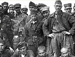 ΜΙΚΡΑ ΑΣΙΑ 1922: "Oι δύο αιχμάλωτοι Έλληνες στρατιώτες που συνομίλησαν με τον Κεμάλ" Μια συγκλονιστική ιστορία που φώτισε στα τέλη της δεκαετίας του ’70 ο αείμνηστος δημοσιογράφος Φρέντυ Γερμανός, είναι η ιστορία δυο Ελλήνων στρατιωτών οι οποίοι συνομίλησαν με τον σφαγέα Κεμάλ. Πρόκειται για τους Θεόδωρο Πολίτη και Νίκο Καμηλιέρη, αιχμάλωτοι πολέμου στη Μικρασιατική Εκστρατεία, που κλήθηκαν να δουλέψουν ως μαραγκοί στην έπαυλη του Κεμάλ έξω από την Άγκυρα. Συναντήθηκαν συγκινημένοι στο πλατό της