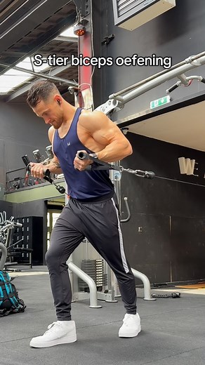 Wil je dikkere biceps? Probeer de Bayesian Curl eens! De meeste mensen trainen hun biceps alleen in de verkorte positie, maar groei komt ook uit de volledig gestrekte stand. En daar blinkt deze oefening in uit. ✅ Start met je armen iets achter je lichaam voor maximale stretch ✅ Houd de kabels op ongeveer heuphoogte (pas aan wat voor jouw schouders prettig voelt) ✅ Explosief curlen & gecontroleerd strekken, gebruik de volledige range ✅ Train dicht tegen falen voor maximaal effect Tip: houd je ell