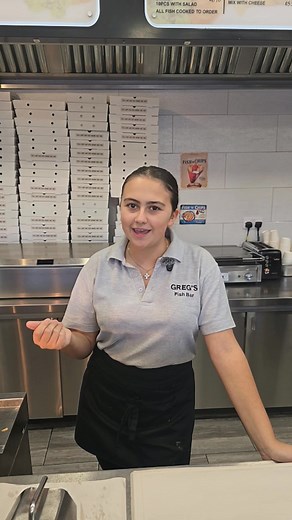 Fresh. Crispy. Cooked just for you. 🐟🔥 Ria explains why we don’t pre-cook our fish — because cooking to order keeps every portion golden, piping hot, and properly crisp. No soggy warmers. No shortcuts. Just fish & chips done right. 💯 #GregsFishBar #CookedToOrder #FreshEveryTime #FishAndChipsDoneRight #MansfieldEats | Greg’s Fish Bar