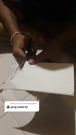 Cutting Paper with Precision: Artistic Scissor Techniques