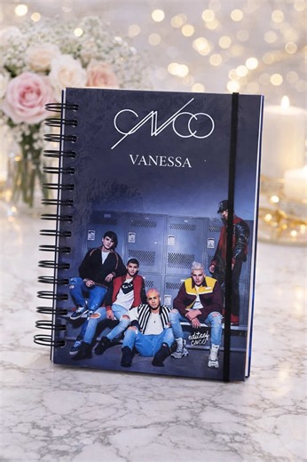 💙📅 Agenda CNCO – organiza tus días con tu banda favorita Nuestra agenda inspirada en CNCO es ideal para planificar tus clases, proyectos y metas, acompañada de la música que te motiva cada día. ✨ Diseño inspirado en CNCO ✨ Personalizada a tu estilo ✨ Perfecta para estudio, trabajo o como regalo especial Porque organizarte también puede ser divertido, bonito y lleno de inspiración 🎶💙 📩 Escríbenos y personaliza la tuya #PaperStudio #agendacnco #agendaspersonalizadasgye #PapeleríaBonita #CNCO