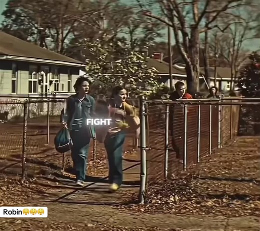 Robin😤😤😤 massive fight🤯🤯🤯 dont mess with my friend😡😡😡 #robin #school #fin #gang #fighting #hiding #sharp_teeth #moosie #fypシ゚ #foryoupage #tiktok #famous #viral #fyp #original #100000k