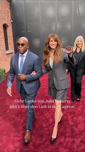 #JuliaRoberts bei der Gucci-Show in Mailand 🖤➡ https://www.vogue.de/galerie/julia-roberts-90ies-stilikone-besten-looks | VOGUE Germany