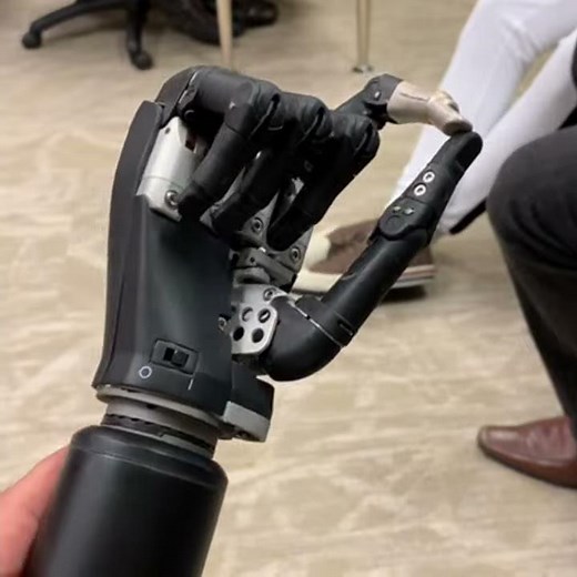 Prótesis de brazo / Touch Bionics