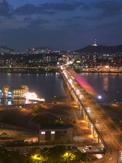 🇰🇷 Seoul’s CRAZIEST night show is back…🚨 earlier than expected. Starting March 16, 2026, the iconic rainbow fountain at Banpo Bridge Moonlight Rainbow Fountain in Seoul returns earlier this year. 🫧🌈 Every spring night, Banpo Hangang Park transforms into a spectacular show of music, lights, and thousands of dancing water streams over the Han River. 💦✨ And in 2026, it’s expected to be even bigger with K-music added through Seoul’s “Great Hangang Project.” Meaning the night show could be more