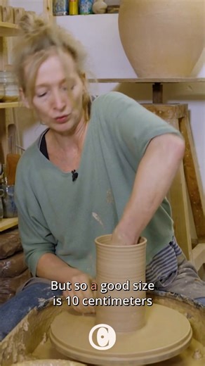 What can you expect from our new online course 'Throwing on the potter’s wheel with Aster Caemaert'? • You have lifetime access to the video course of 10 modules and 66 video lessons. • In the 10 modules, you will discover the different steps of pottery: wedging, centering, opening, pulling up, and shaping. With a lot of passion and expertise, Aster guides you through the basic techniques, with detailed video material and a wealth of valuable advice, so you can confidently get started on the pot