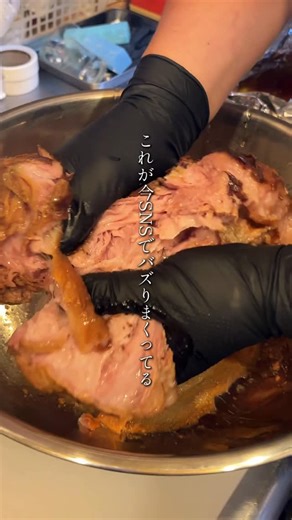 ぼっちのアラレちゃん| 東京ひとりグルメ | . 今SNSでバズりまくってる 「悪魔的にうまい」プルドポークサンドイッチ！ 幡ヶ谷駅から徒歩3分にある「トヨダチーズステーキ」さんは、 フィラデルフィア名物のチーズステーキの専門店！ 平日でも開店直後からお客さんが絶えない超人気店なんです👏 今回注文したもの👇... | Instagram