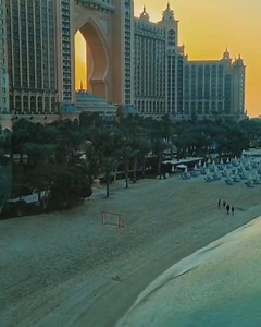 Montez à bord du Palm Monorail pour admirer les vues les plus épiques de l’une des îles les plus populaires de Dubai. Du début jusqu'à la fin, gardez vos caméras allumées ! 📸 @ dtravelfreak #VisitDubai | Visit Dubai