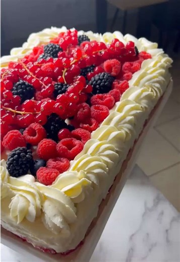 👇 RECETTE 👇 . 📌SUITE EN COMMENTAIRE ÉPINGLÉ 📌 . ⭐️ GÉNOISE ( il faut en faire 2 ) . 👇quantité pour 1 génoise -4 œufs -5 C.A.S de sucre -1 C.A.S d’extrait de vanille ( ou 1 sachet vanillée ) -1 pincée de sel -5 C.A.S d’eau -5 C.A.S d’huile neutre ( ici tournesol) -5 C.A.S de farine (tamiser) -1 sachet de levure chimique (tamiser ) . ⭐️ MOULE : pour la génoise 30x20 en soit il faut juste que votre génoise soit un peu plus petite que votre rectangle finale , pour l’assemblage finale j’ai régle