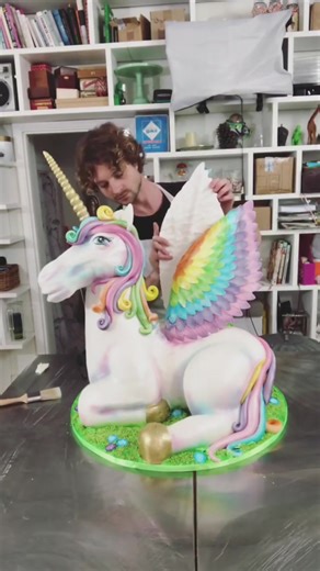🦄The making of an epic unicorn cake! The customer presented it floating on a swimming pool! How would that even work?! Would you have to swim up to it to blow the candles out?? 🤯🦄 #unicorn #cake
