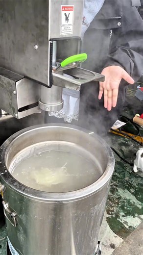 208K views · 1.3K reactions | Fully automatic sensor ramen machine, automatic cutting, smooth and chewy noodles, 600 bowls per hour #BeefRamenRestaurant #… | Noodle Machine | Facebook