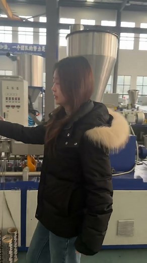 Nylon+carbon fiber material masterbatch extrusion test. The production capacity is 50-100KG/H.