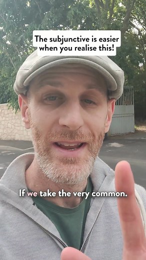 Here's a secret that made my students' eyes light up... ✨ Scared of the subjunctive? What if I told you that for MANY verbs, you don't even need to learn new conjugations! 🤯 Example time: "Je suis content qu'on mange ensemble" (subjunctive) "Je pense qu'on mange ensemble" (indicative) Plot twist: They're IDENTICAL! Even better? Some verbs just SOUND the same: "qu'il me voie" (subjunctive) "qu'il me voit" (indicative) Different spelling, same pronunciation! 🎯 Suddenly the subjunctive monster do