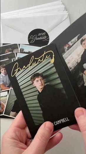 Classic meets modern on this folded Graduation Announcement #gradpartyideas