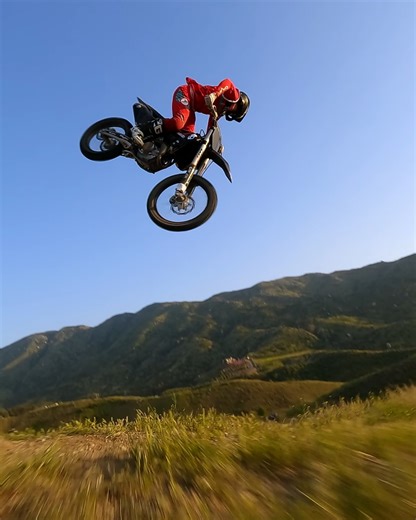 Smooth operator(s) 🏍️🚁 Subscriber Wyatt Humphreys flew his #GoProFPV setup perfectly to capture Kyle Allison's whip wizardry. This 240fps shot earned them $1,000 after submitting the clip to GoPro.com/Awards. | GoPro