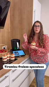 🍓 Recette 3/7 : TIRAMISU FRAISES & SPÉCULOOS 🍓 ✨ – Semaine spéciale fraises ✨ Un dessert express, frais & ultra gourmand ! 💥 Prêt en 10 min au Thermomix 📝 Ingrédients (pour 4 verrines) : • 100 g de biscuits spéculoos • 3 œufs • 100 g de sucre en poudre • 500 g de mascarpone • 250 g de fraises fraîches 🍓 coupées en dés 👩‍🍳 Préparation : Mettre les spéculoos dans le bol Mixez 5 sec / vitesse 4 Répartir la moitié dans les verrines, réserver le reste. Nettoyer le bol. Insérer le fouet Ajouter