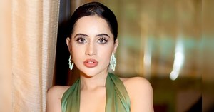 उर्फी जावेद ने फोटोशूट के लिए पहनी बेहद डीपनेक ड्रेस, जमीन पर बैठ दिए ऐसे-ऐसे पोज