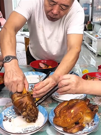 Enjoying Family Meals: ASMR Mukbang with Chinese Food