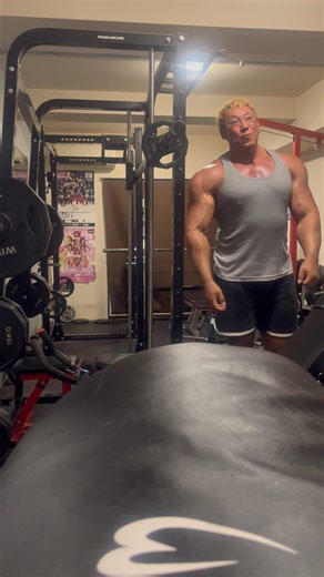 My coach is measuring my arm size! I wonder how many centimeters it is?