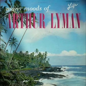 Arthur Lyman - Yellow Bird (Pájaro amarillo) El sencillo pop más grande de Lyman fue "Yellow Bird", originalmente una canción haitiana, que alcanzó el puesto número 4 en julio de 1961. Arthur Lyman (2 de febrero de 1932 - 24 de febrero de 2002) fue un vibráfono y marimba de jazz estadounidense. Su grupo popularizó un estilo de música polinesia durante las décadas de 1950 y 1960 que más tarde se conoció como exótica . Sus álbumes se convirtieron en los discos de demostración favoritos de efectos 