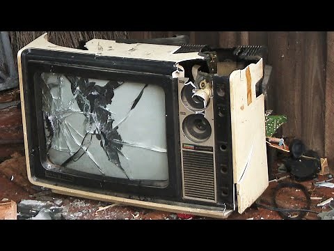 Smashing a Vintage General Electric TC 34P1-R CRT Television