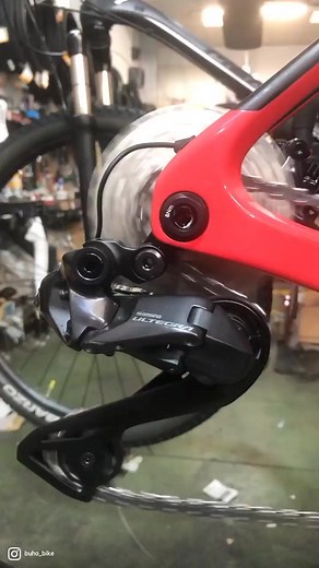 ⚡⚡ Grupo Shimano Ultegra Di2 2022 ⚡⚡ Un cambio más rápido y más suave, con un menor consumo de la batería. Hazte con el y añádelo a la cesta de los Reyes Magos 👑👑👑 Disponemos de un excelente servicio de taller y venta de componentes en 📍C/ de la Madera 4, Rivas-Vaciamadrid, 28522 - Madrid 🇪🇸 #ultegradi2 #shimanoultegra #shimanoultegradi2 #cambioelectronico | BUHOBIKE