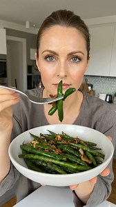 Green beans stir-fried fast. Add garlic, soy, vinegar. Cook 8 min high heat. Crisp, glossy, savory bites. Ingredients ➤ 1 pound fresh green beans, trimmed ➤ 3 tablespoons vegetable oil ➤ 5 cloves garlic, minced ➤ 1 tablespoon soy sauce FULLL Recipe in First Cօʍʍеոτ 👇👇 | Nessy Recipes