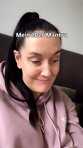 Mein 2026 Mantra: It’s not my problem. Nicht alles braucht meine Energie. Nicht jede Meinung meine Reaktion. Nicht jede Stimmung meinen inneren Kampf. Ich darf loslassen, was mich klein hält. Ich darf Grenzen setzen, ohne mich zu erklären. Und ich darf Frieden wählen, auch wenn andere Chaos erwarten. It’s not my problem heißt nicht Gleichgültigkeit. Es heißt Selbstschutz. Es heißt Klarheit. Es heißt: Ich komme zuerst. #mein2026 #meinmantra #itsnotmyproblem #selbstschutz #grenzenziehen #innerreru