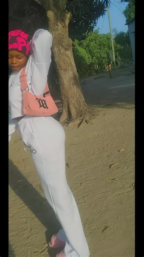 Daty Roly (@daty.roly)’s videos with NIMPENDE NANI By HOMIE - HOMIE 🍁