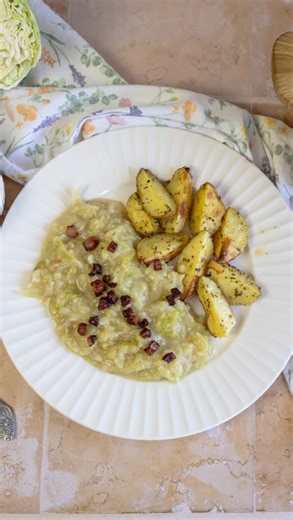 Dušená kapusta na slanině #toprecepty #recept #video #videorecept #dusena #kapusta #slanina #bacon #zelenina #vegetable #maso #vareni #cooking #obed #lunch #jidlo #food | Toprecepty.cz