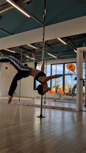 I think now I am ready to ✈️ let's warm up! #poledance #staticpole of the day 🐇 | Strength Pole Flexibility Dance