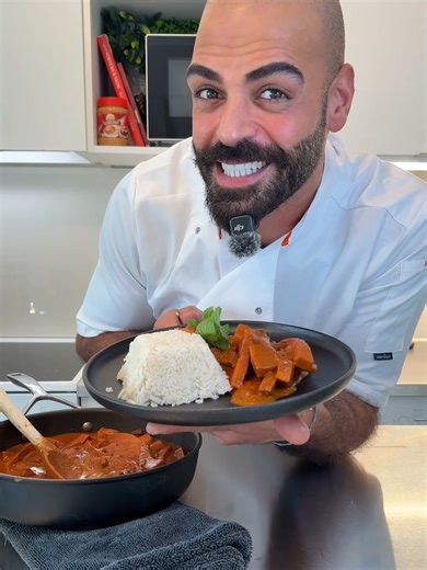 🇩🇪 Schon mal Bratwurst auf schwedische Art gesehen? 🇸🇪🌭 Einfach in der Zubereitung, aber mit echtem Wow-Effekt auf der Speisekarte 🔥 Im Video zubereitet mit unserem Induktions-Wokherd IDS3N ⚡🍳 Welche Variante von Bratwurst feiert ihr mehr – klassisch oder darf´s auch mal was anderes sein? 🇬🇧 Ever seen bratwurst prepared the Swedish way? 🇸🇪🌭 Easy to prepare, but with a real wow effect on the menu 🔥 Prepared in the video using our induction wok cooker IDS3N ⚡🍳 Which bratwurst do you 