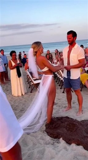 Bride's dress failed from the back and the whole wedding went into panic mode 👰💍#microdrama #weddingtok #chaos #caughtoncamera #viralvideo