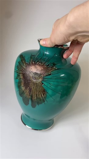 Винтажное стекло, керамика, фарфор. Реставрация. on Instagram: "Если вам что из процесса интересно, спрашивайте! Если есть советы, советуйте, я новичок в этом деле и кинцуги это хобби. Заказы на ремонт я не принимаю! Занимаюсь кинцуги так как у меня магазин винтажа, периодически что-то бьется или я нахожу уже битое. А в последнее время я сразу ищу что-то интересное в разбитом виде, как например эта ваза."