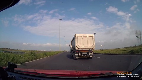 Truck Crash Incident Caught on Camera
