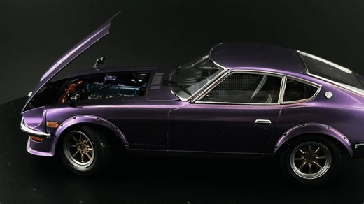 花两个月做的240z，就是想忍不住多看几遍就很喜欢老车的这种设计，尤其240这个线条实在太优雅。自调的金属紫搭配千鸟格座椅门板，就很好看。